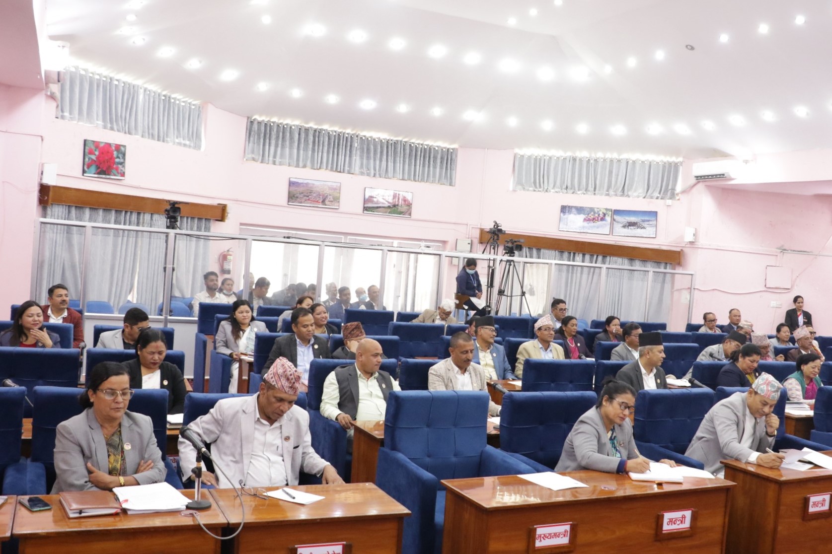 संसद्मा मुख्यमन्त्रीलाई प्रश्नैप्रश्न– फेवाताल मापदण्डदेखि अपांगतामैत्री संरचनासम्म